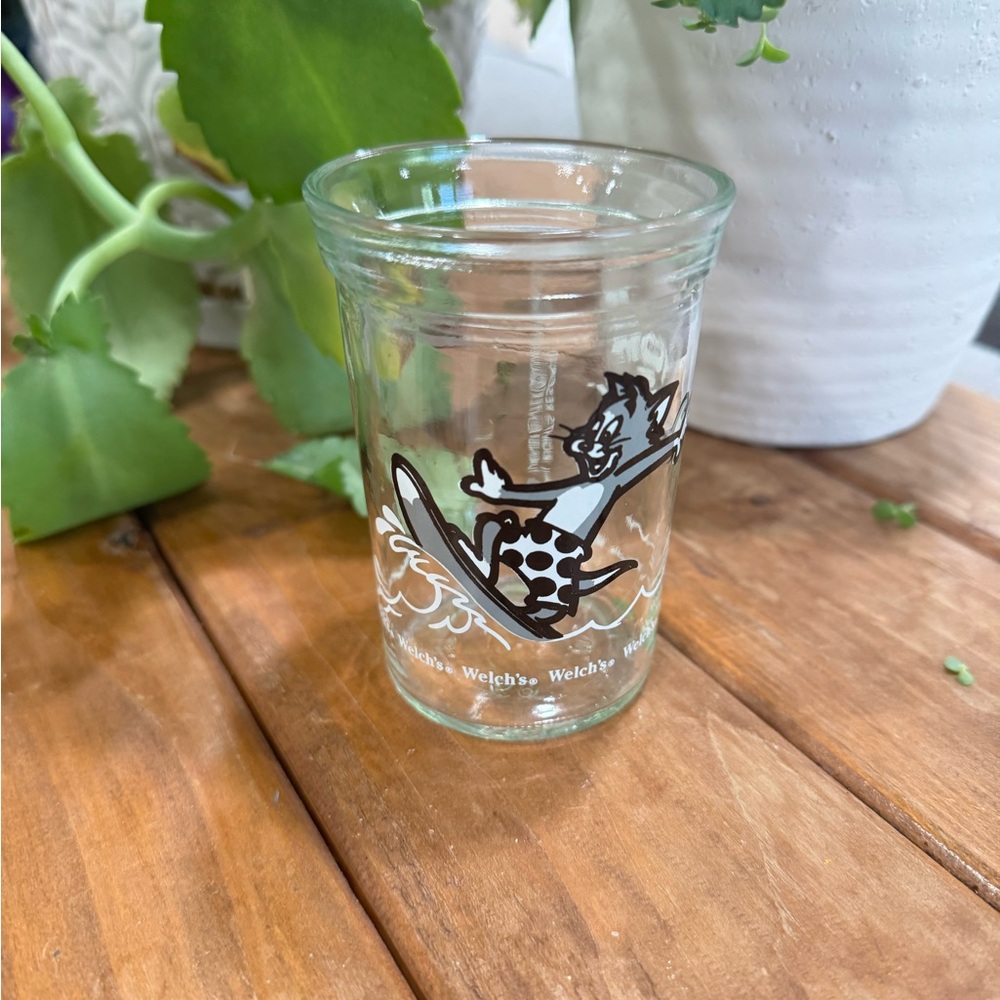 Vintage Tom and Jerry Welch's Surfing Cat Glass‎